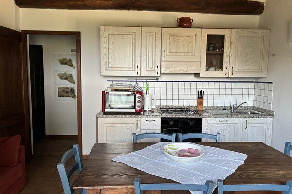 Herstellung von frischer handgemachter Pasta in der Küche des Bauernhauses